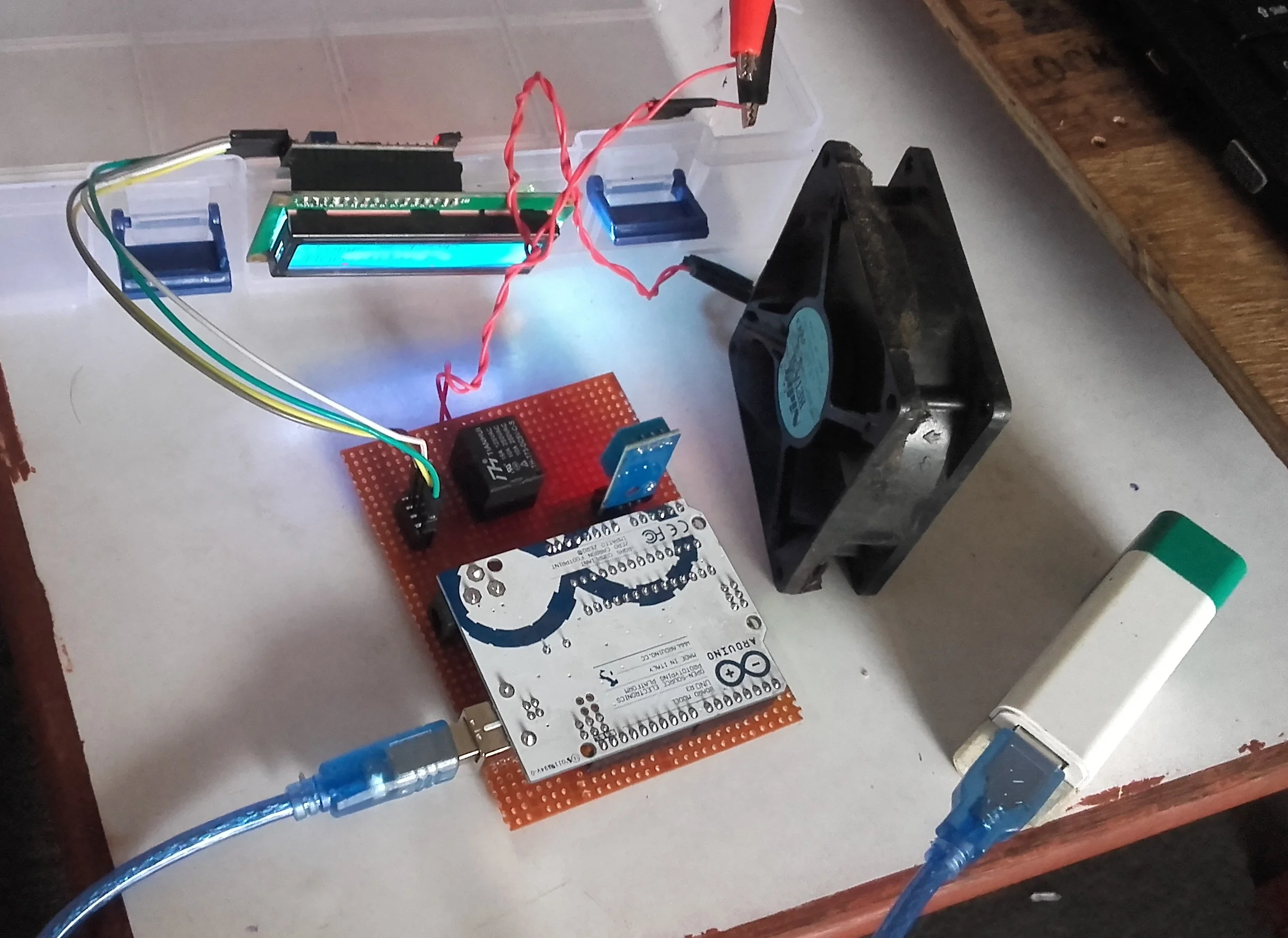 Automatic temperature controlling fan circuit